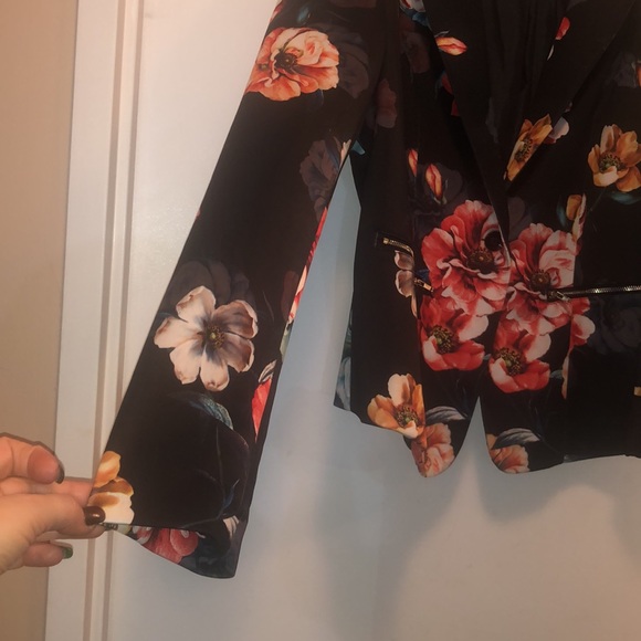 Absolutely gorgeous blazer. Size fit to L. Silk feeling - Picture 6 of 15